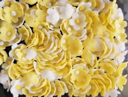 Modelované květinky - ŽLUTÉ a BÍLÉ / 180 kusů 